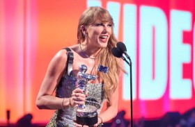 تيلور سويفت وتيلا تحصدان جوائز إم.تي.في 