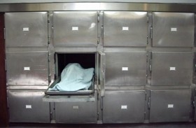 يضعون طفلة في ثلاجة الموتى وهي حية