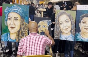 فنان يرسم بإصبعه