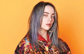 بيلي إيليش تسقط على وجهها على المسرح