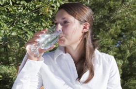 ما مضار شرب الماء أثناء  تناول الطعام؟