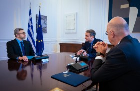 عبدالله بن زايد يلتقي رئيس وزراء اليونان في أثينا