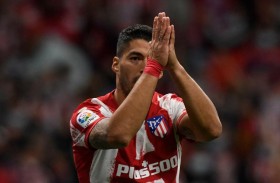 أتلتيكو وسواريس يعقدان حياة كومان وبرشلونة 