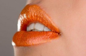 البرتقالي المحروق يزين شفاهك في الشتاء