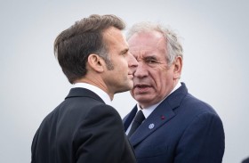 الرئيس ماكرون يتردد بين حل البرلمان مُجَددا ...و رفض الاستقالة 