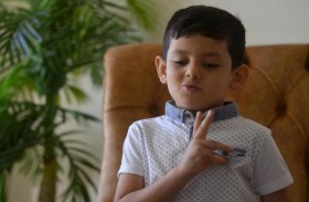 أصغر معلم للغة الإشارة عمره 5 أعوام