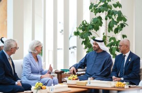 محمد بن زايد وسام موستين يؤكدان أهمية استقرار المنطقة وحل النزاعات في العالم بالحوار 