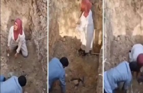 رجل وامرأة ينبشان قبور كلاب معدية