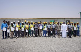 شرطة أبوظبي وبنك أبوظبي الأول ينفذان مبادرة «برد صيفهم» للعمال