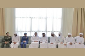 وفد من كبار ضباط وزارة الدفاع يقدم واجب العزاء إلى أسر شهداء الوطن