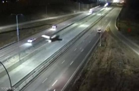 هبوط مخيف لطائرة على طريق مزدحمة 