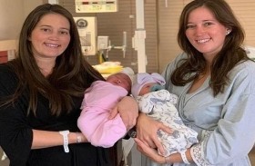 توأم تنجبان طفلتيهما في عيد ميلادهما بفارق 90 دقيقة