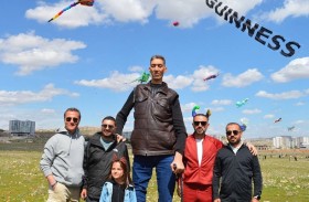 أطول رجل في العالم يُطلق طائرته الورقية 