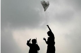 طائرة ورقية تكتب مأساة طفل مصري