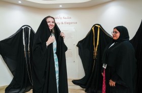 الأزياء الإماراتية التراثية تجذب الزوار بمعرض أبوظبي للصيد والفروسية
