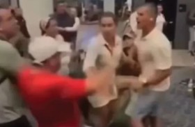 رجل يصفع راكبة رفضت ترك مقعدها