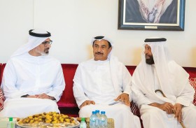 خالد بن محمد بن زايد يقدّم واجب العزاء في وفاة والدة محمد هلال الكعبي