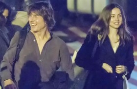 توم كروز برفقة آنا دي أرماس في نزهة هادئة