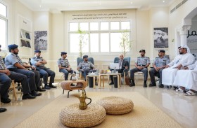 شرطة أبوظبي تناقش كتاباً حول الاستدامة في مجلس «سبلة الغاف»