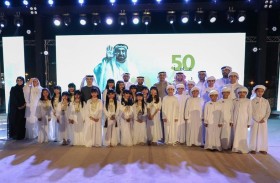 قصائد تتغنى في أمسية سلطان القلوب لدائرة شؤون الضواحي والقرى على مدرج خورفكان 