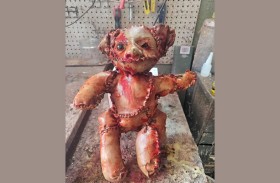 دُمية من جلد بشري تثير الفزع 