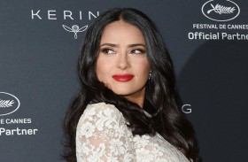 سلمى حايك تثير الجدل بإطلالتها الجريئة