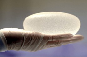 حشوة سيليكون تنقذ شابة من رصاصة 