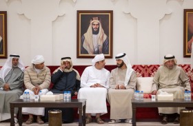 هزاع بن حمدان بن زايد يقدم واجب العزاء إلى أحمد محمد بن دهير المزروعي في وفاة ابنه