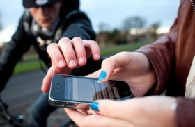 لص حنون يسرق هاتفا ويعيد الشريحة لصاحبته