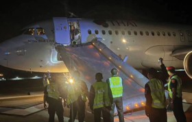 كندي يثير الرعب في بانكوك بعد فتح باب طائرة