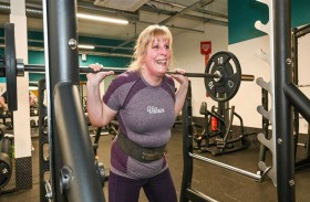 بعمر الستين... جدة تحترف رفع الأثقال