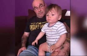 الكشف عن سبب وفاة طفل مات بجوار والده