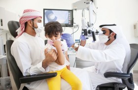 مستشفى توام يجري جراحة ناجحة لزراعة القوقعة في أذني طفلة إماراتية مما مكنها من السمع والتعرف على ما يجري حولها