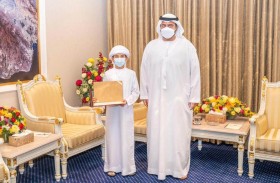 ولي عهد الفجيرة يكرم الطالب محمد آل علي الفائز بمسابقة يوسي ماس العالمية