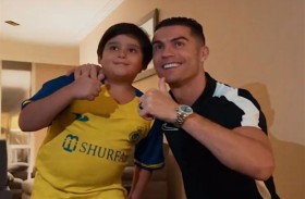 رونالدو يحقق حلم الطفل الإيراني الباكي