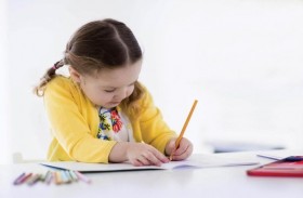 الطفل الأعسر..أخطاء يرتكبها الآباء تؤثر على سلوكه