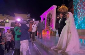 عريس يقدّم درس بلاغة لطلابه أثناء الحفل