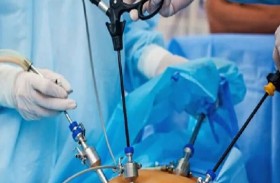 امرأة تعود بعكازين بعد عملية تكميم