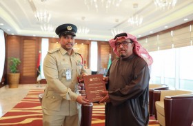 ضاحي خلفان يتسلم بحث دكتوراة في مكافحة جرائم الإساءة الجنسية ضد الأطفال