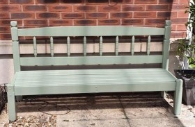 تصمم مقعد أنيق للحديقة من خشب سرير قديم