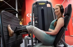 تتحدى إعاقتها وتتعلم التزلج ورفع الأثقال 