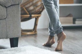 نصيحة هامة.. لا تمشِ حافي القدمين داخل المنزل أبداً!