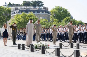 رئيس الدولة يزور النصب التذكاري للجندي المجهول في ميدان قوس النصر في باريس 