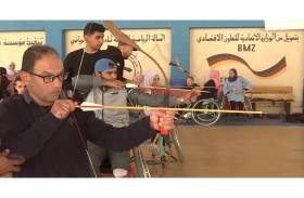 غزة.. أصحاب الهمم يخوضون تجربة الرماية بالقوس