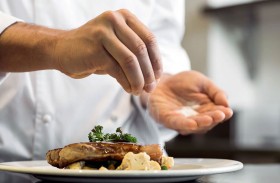 طرد طاه في فندق فخم بتهم مضايقات مهينة 