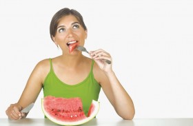 بقلب أحمر.. أسهل طريقة لاختيار البطيخة!