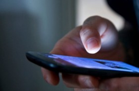 تقتل خطيبها لرفضه السماح لها بتصفح رسائل هاتفه