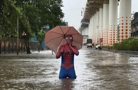 سبايدر مان الغلابة.. يواجه الفيضانات في الهند 