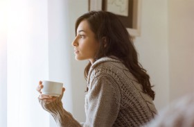 خبيرة تكشف متى يجب التوقف عن شرب القهوة خلال اليوم