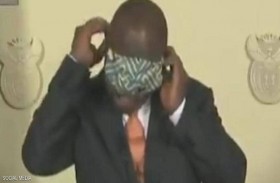 الرئيس حاول تعليم شعبه طريقة ارتداء الكمامة فوضعها على عينيه